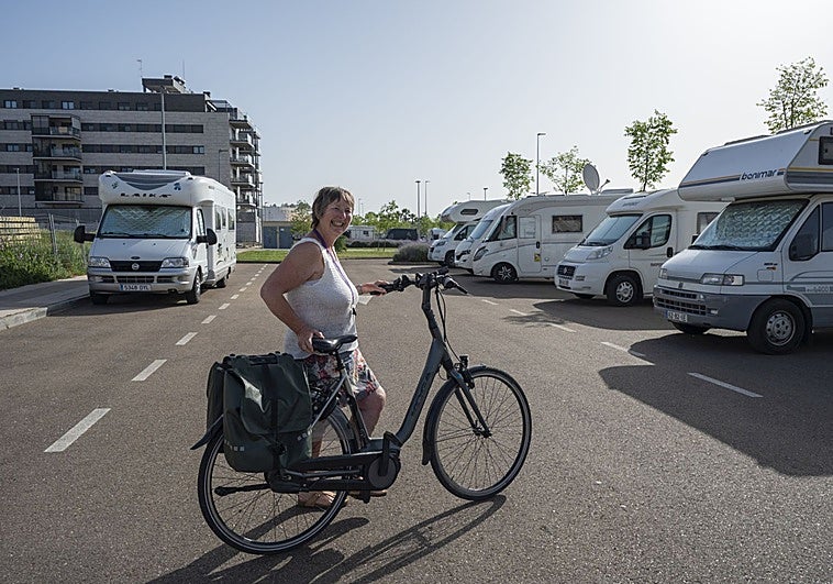 Las autocaravanas toman el aparcamiento de la futura piscina de Badajoz: «Es tranquilo, llano y bien situado»
